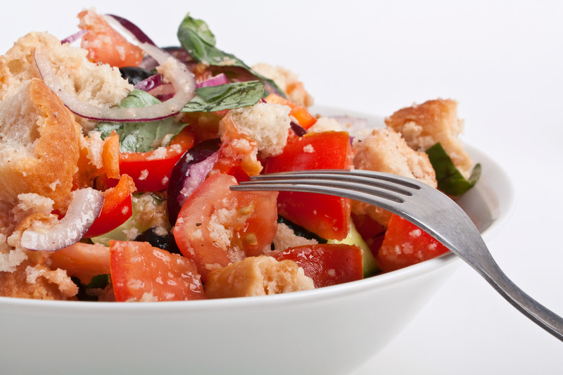 Tuscan Panzanella: Traditional Bread and Tomato Salad | MaMaBlip